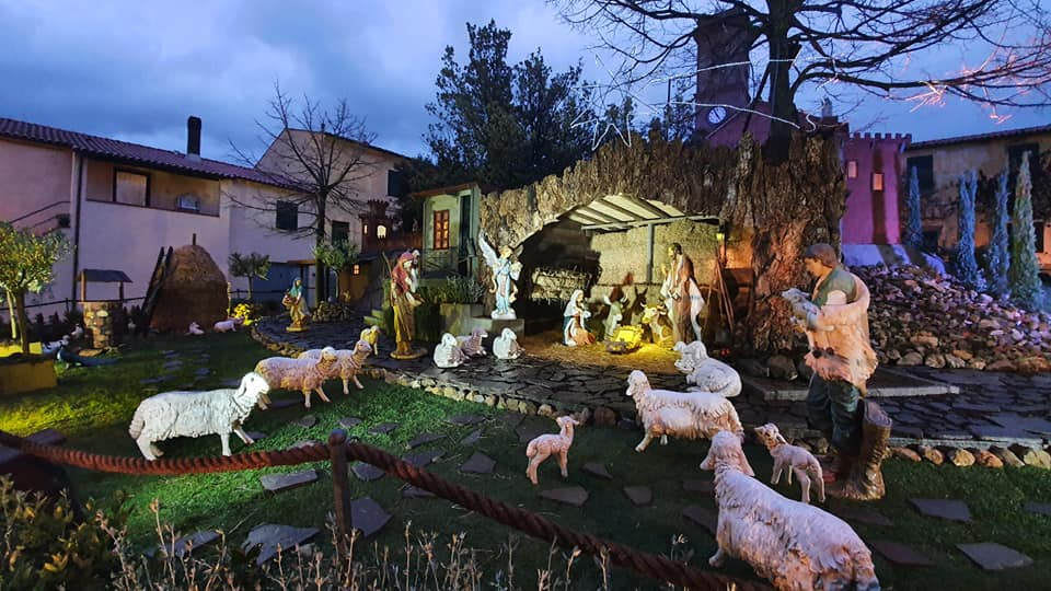 Il presepe di Riotorto occupa l&#8217;intera piazza del paese