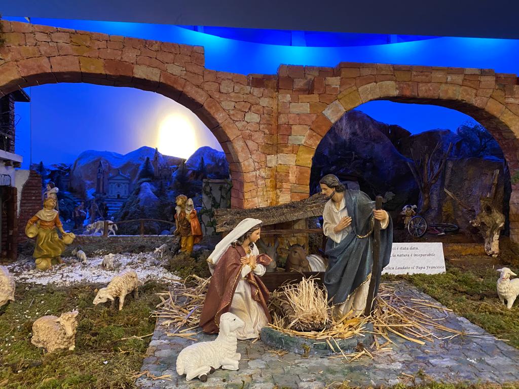 A Cavazzale (Vicenza) i genitori dei ragazzi del catechismo realizzano il presepe proponendo ogni anno un tema