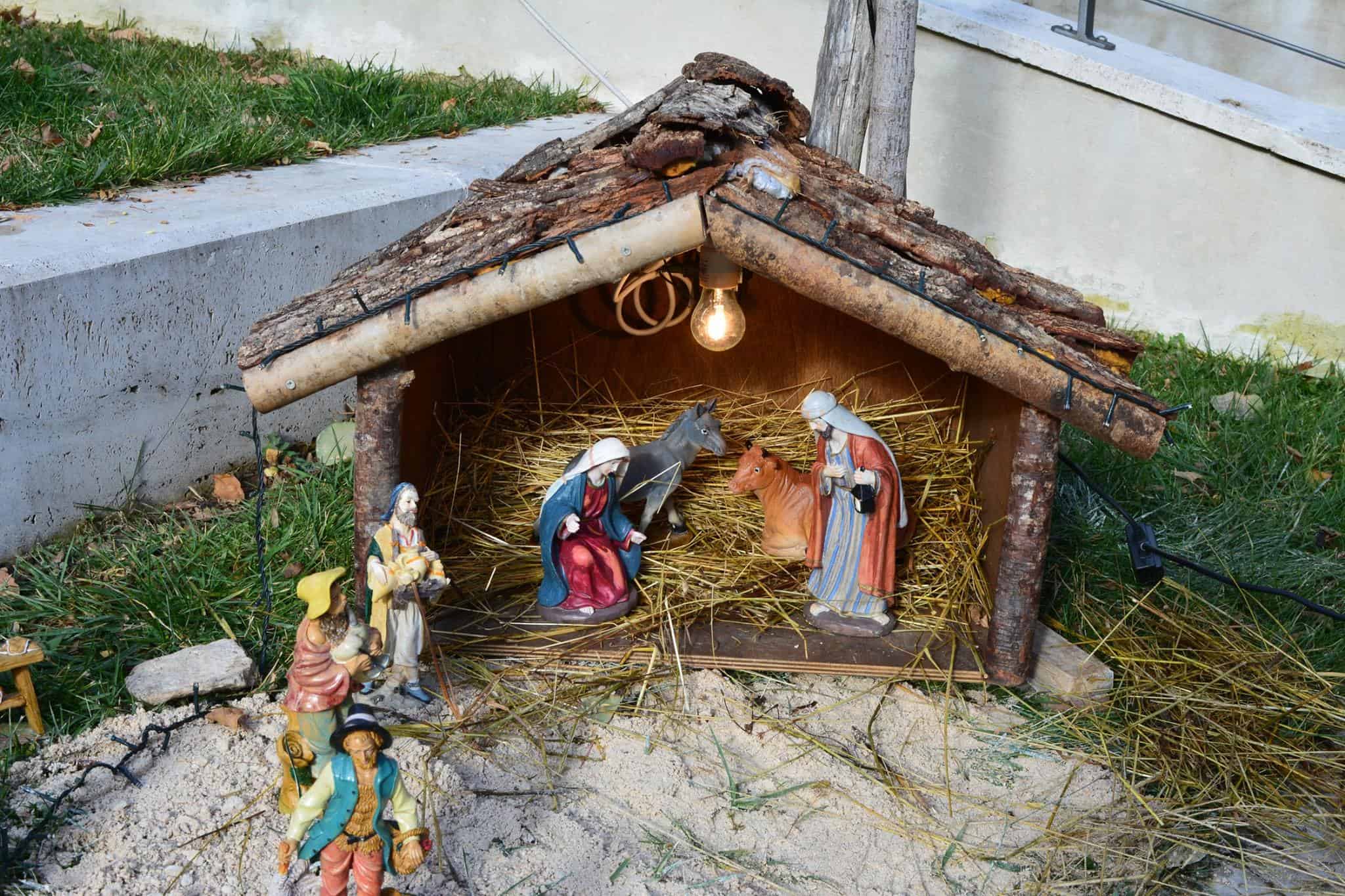 Il presepe tradizionale in piazza di Varco Sabino (Rieti)